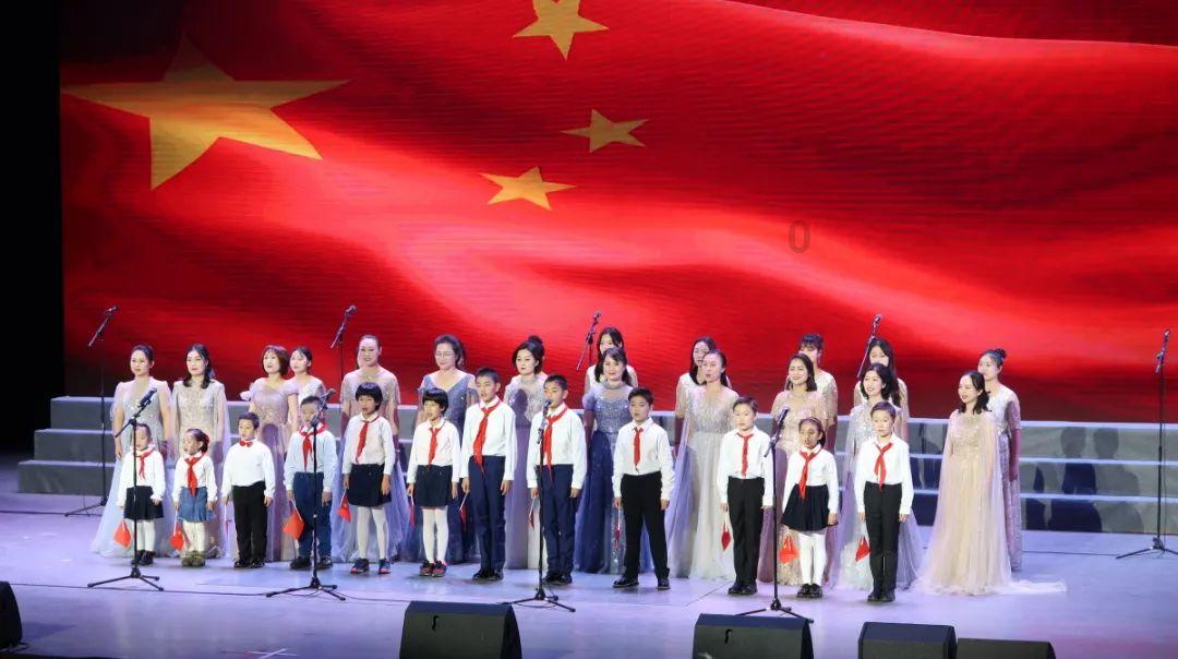 救援爱图画的男孩
